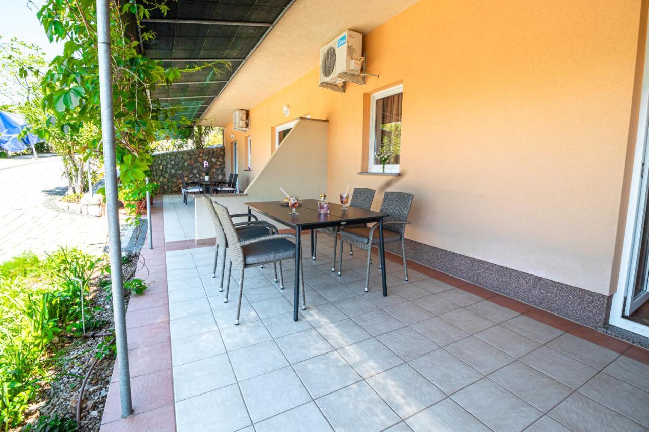 Apartments Sandra Kornić Exterior foto